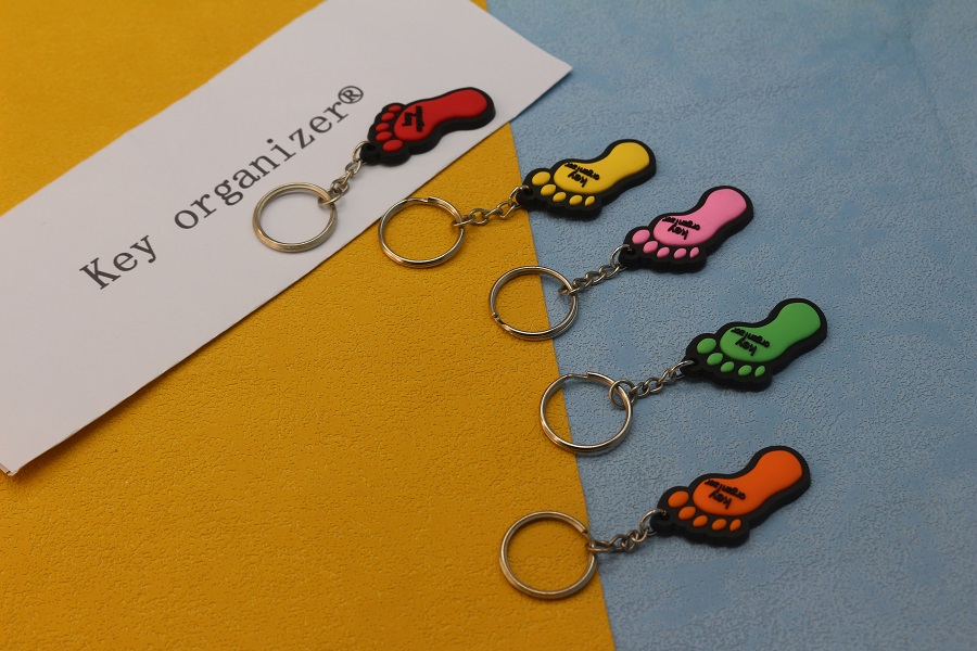 Rubber Keychain Oem Manufacture 2d/3d Logo Key Ring Footprint Wholesale Custom Pvc Keychain Bag Key Chain Set
